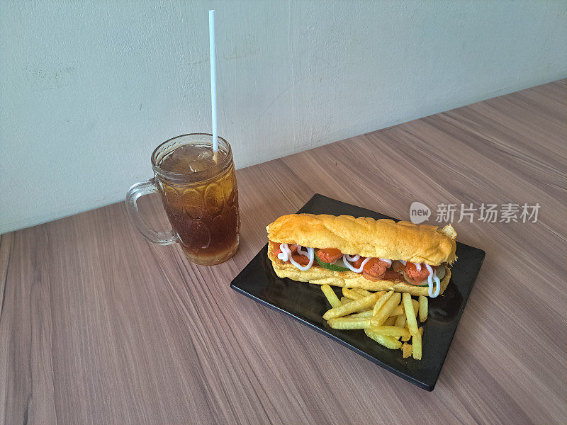 美味的热狗，薯条和新鲜的冰茶。热狗Kentang Goreng Dan Es Teh Segar。食物和饮料菜单。